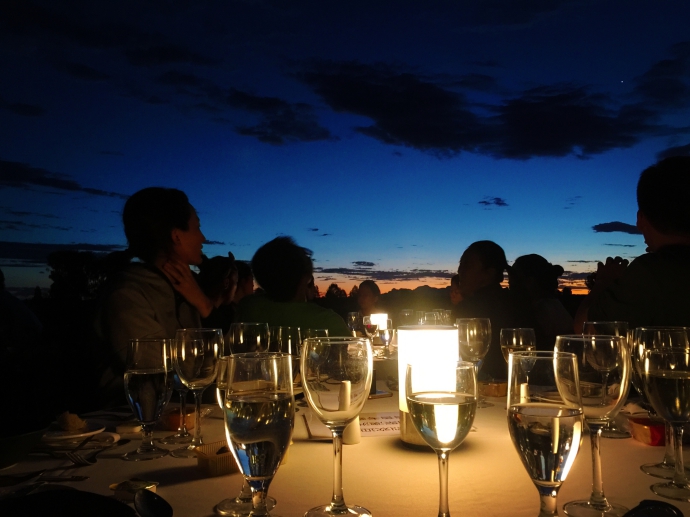 寂静之声沙漠星空晚宴是最受欢迎的旅游项目，寂静之声又称为无声胜有声。举行地点在沙漠中一个独特的餐厅，在原住民乐器迪吉里杜管演奏声中，手持香槟美酒，观赏绚丽多彩、令人难忘的日落景观。