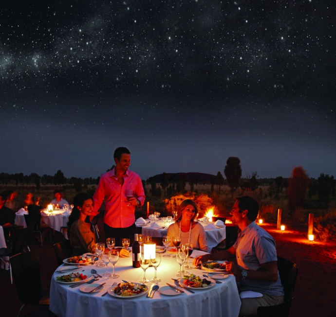 寂静之声是世界上最棒的晚餐之一，是澳大利亚旅游局推广的“澳世盛宴”之一，又被称为“无声胜有声”。这里地处半坡，是观看乌鲁鲁日落的绝佳视野。夜晚灯光熄灭，在头顶赫然出现的一条完整的银河，占据了整个天空。
