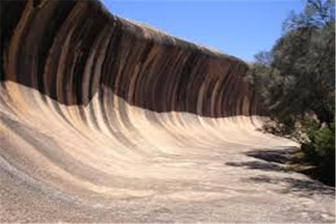 波浪岩是位于澳大利亚西澳大利亚州小镇海登附近的一块天然岩石，因其外表酷似海浪而闻名。波浪岩高约14米，宽约110米。波浪岩和其附近一带的地区被划为自然保护区。目前已知约有26.3亿年的历史。该地貌被当地原住民族“巴拉洞”认为是很神圣的地方。
