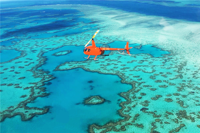 搭乘直升机从汉密尔顿岛出发享受惊人的风景，从空中眺望大堡礁，包括世界着名的浪漫心型礁，白天堂海滩，眺望明亮的白石英砂和绿宝石般的海域，以及无数其他的圣灵群岛岛屿；飞行时间约为1小时；