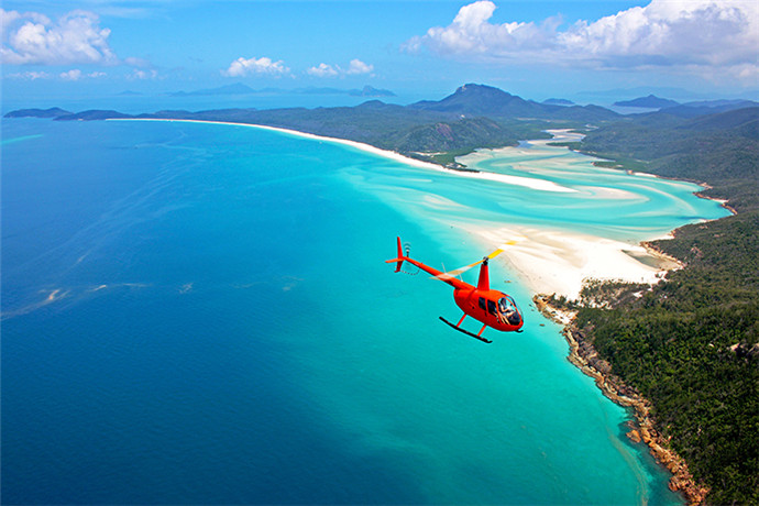 搭乘直升机从汉密尔顿岛出发享受惊人的风景，从空中眺望大堡礁，包括世界着名的浪漫心型礁，白天堂海滩，眺望明亮的白石英砂和绿宝石般的海域，以及无数其他的圣灵群岛岛屿；飞行时间约为1小时；