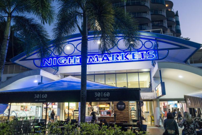 凯恩斯夜市（Cairns Night Markets）位于凯恩斯城人口最稠密的滨海大道（Esplanade），每天从下午开放到晚11点，贩卖当地的旅游纪念品如珊瑚礁石摆件、袋鼠皮袋、手工木雕等，还有海鲜熟食自助餐和一些提供按摩的小店，非常热闹，可以说是每个游客到凯恩斯的必去之处。
