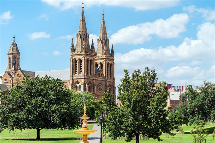 阿德莱德又被称作教堂之城，圣彼得大教堂是阿德莱德英国圣公会教区的母堂，建筑本身也是阿德莱德的地标之一。教堂建于1869年，前后花了40年的时间才在1904年最后完成.。